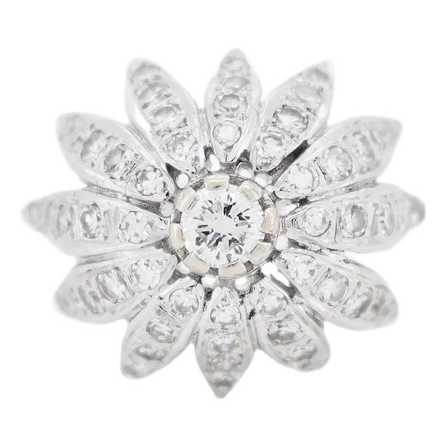 Vintage Flower Ring 18 carat gold and diamonds, Size 5.75 For Sale