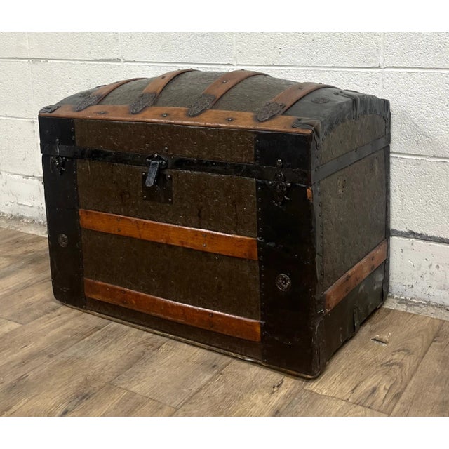 This is a beautiful antique camel back steamer trunk chest with a removable tray with two compartments. Gorgeous wood and...
