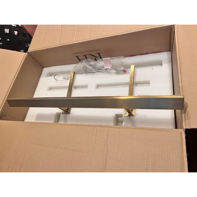 This is a high-end picture light with a beautiful antique brass finish, perfect for illuminating artwork, mirrors, or...