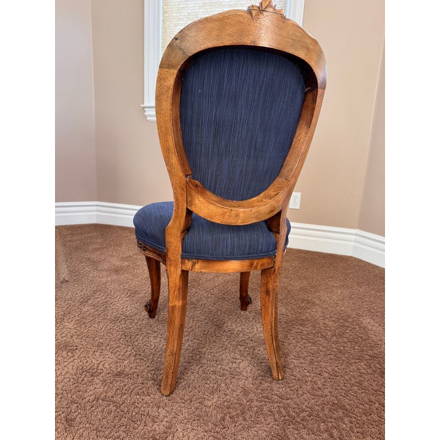 I love the blue color. The sophicated wood carved deco is great.