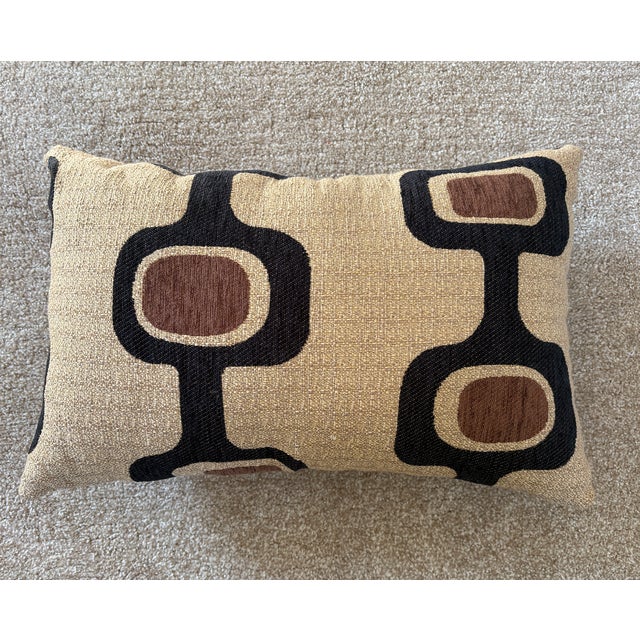 Beautiful and timeless Art deco throw pillow. Purchased at an estate sale. No brand or artist marked. Styled on a bed in...