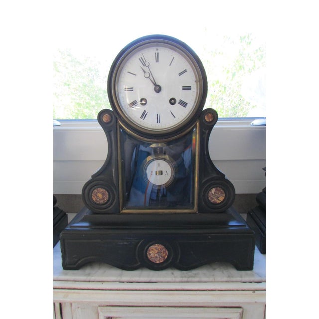 Black marble pieces from the Napoleon III period, pendulum movement, key included, 2 small cassolettes, one with a few...