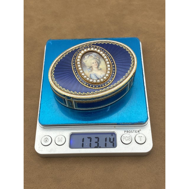 Oval Snuffbox in Gold and Enamel with Miniature of Marie Antoinette, 1800s For Sale - Image 16 of 18