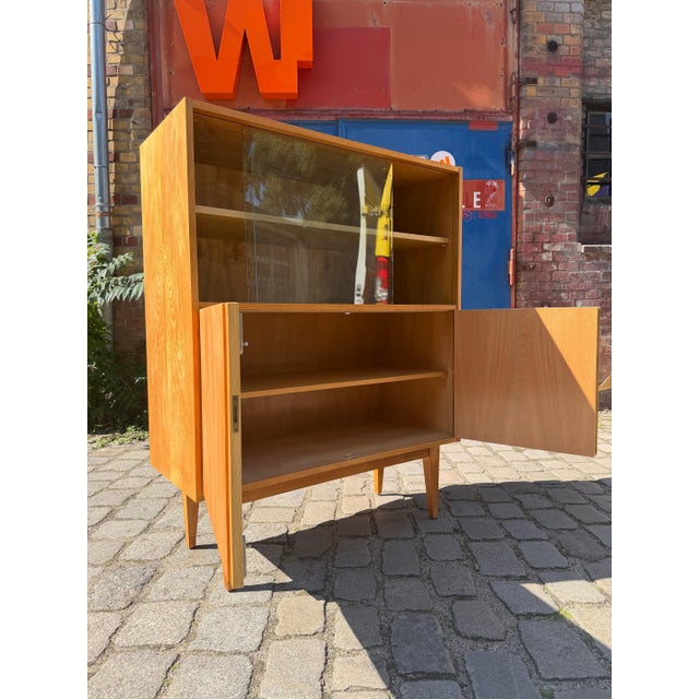 A timeless classic of East German design history: The Type 602/D display cabinet was designed by the influential architect...