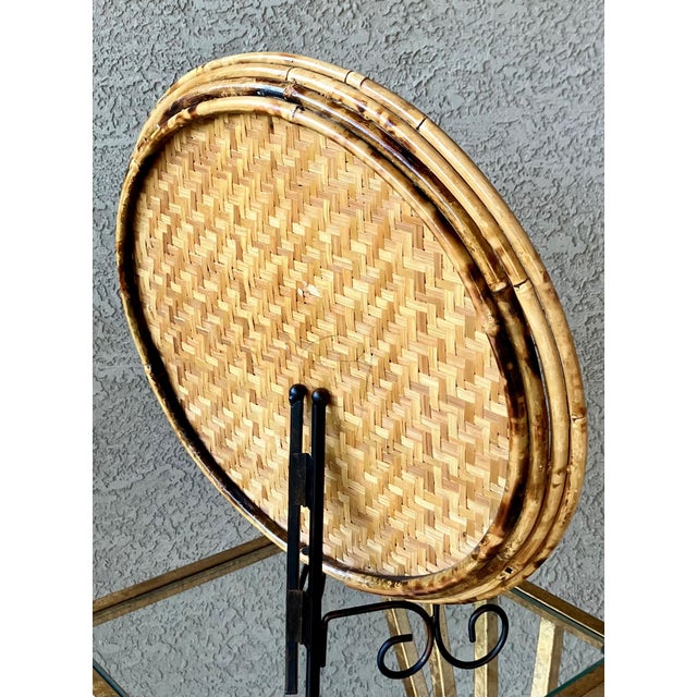 Boho Chic Stylish Mid 20th-Century Split Tortoiseshell Bamboo & Herringbone Rattan Circular Tray For Sale - Image 3 of 18