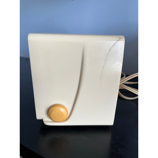 Cream Mid-Century Modern 1957 Bulova Clock Radio - Cream & Gold For Sale - Image 8 of 9