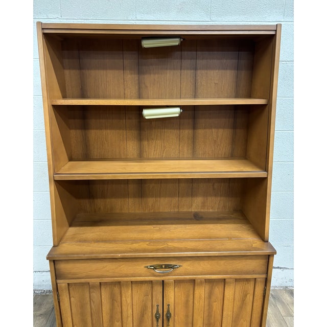 Traditional Vintage American of Martinsvile MCM Lighted China Cabinet and Hutch For Sale - Image 3 of 17