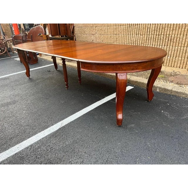 Early 20th Century Antique Early 20th Century Victorian Style Carved Mahogany Round Dining Table With 4 Leaves For Sale - Image 5 of 10