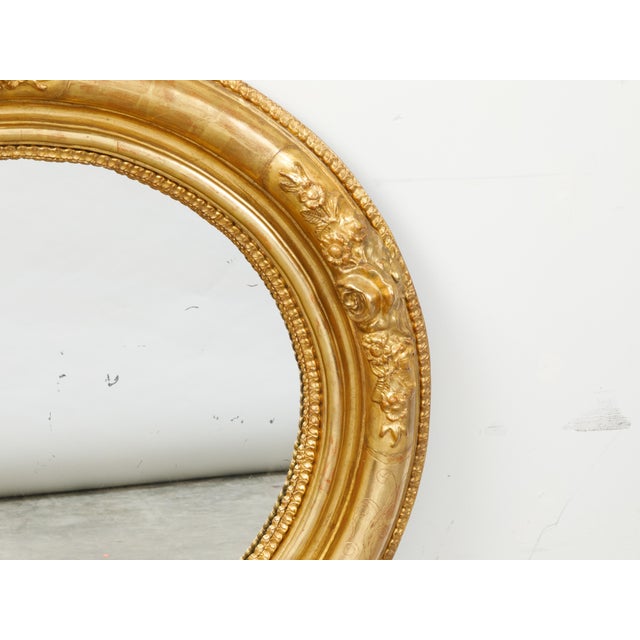 19th Century English 19th Century Round Giltwood Mirror with Carved Flowers and Etched Motifs For Sale - Image 5 of 8