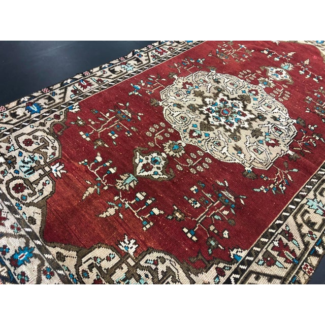 1960s Vintage Red and Beige Oriental Design Turkish Oushak Rug- 4′8″ × 7′2″ For Sale - Image 9 of 11