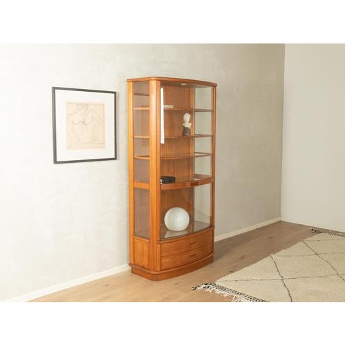 1980s showcase very good workmanshiphigh-quality materialssolid wood drawersMade in Denmark Depth: 45 cm Width: 90 cm...