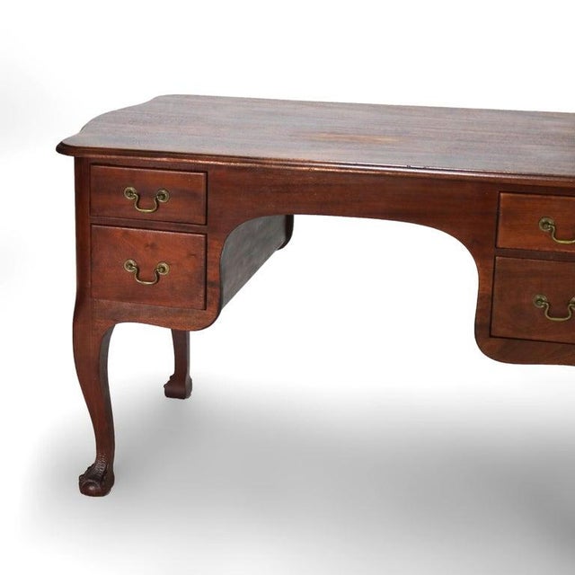 Antique Rj Horner Mahogany Serpentine Bombay Style Desk With Claw & Ball Feet For Sale - Image 4 of 17