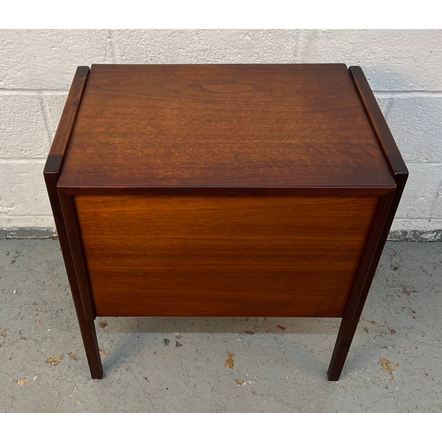Pair of Vintage Walnut Nightstands by Jens Risom, Attributed For Sale - Image 11 of 12