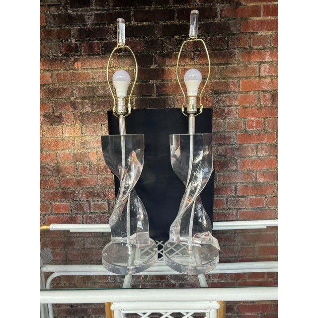 1970’s Herbert Ritts Attributed for Astrolite Hollywood Regency Lucite Helix Table Lamps - A Pair For Sale In Mobile - Image 6 of 12