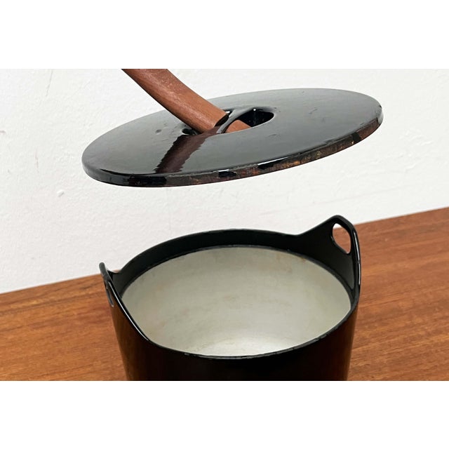 Black Mid-Century Modern Black Enamel Cast Iron Pot with Teak Handle by Timo Sarpaneva for Rosenlew of Finland, 1960s For Sale - Image 8 of 18