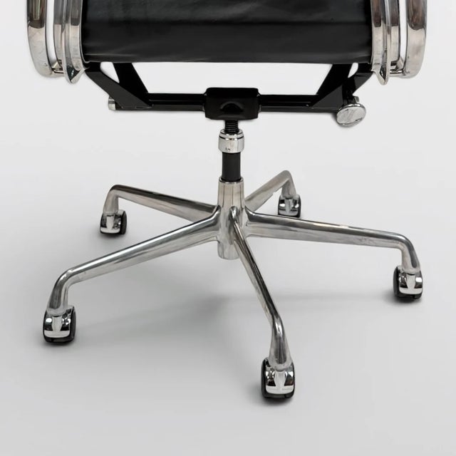 Black Pair of Eames Aluminum Group Soft Pad Management Chairs by Herman Miller - Black Leather For Sale - Image 8 of 10