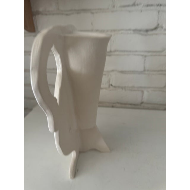 Liz Marsh Silhouette Urn Vase With Bee For Sale - Image 4 of 4