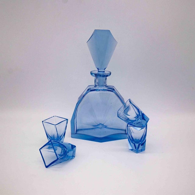 This enchanting Art Deco liqueur set dates from the 1920s. It consists of 4 tampers and a carafe with a beautiful stopper...