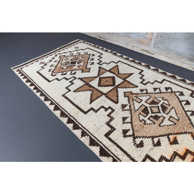 White Vintage Turkish Oushak Handmade Wool Cotton White Runner Rug For Sale - Image 8 of 11