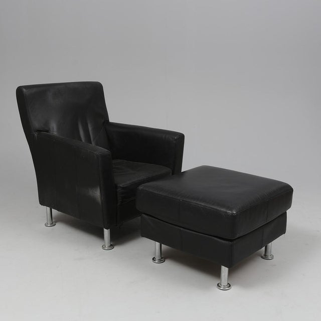 Set of Lounge Chair and Ottoman in Black Leather, 1980s, in Good conditions. Designed 1980 to 1989