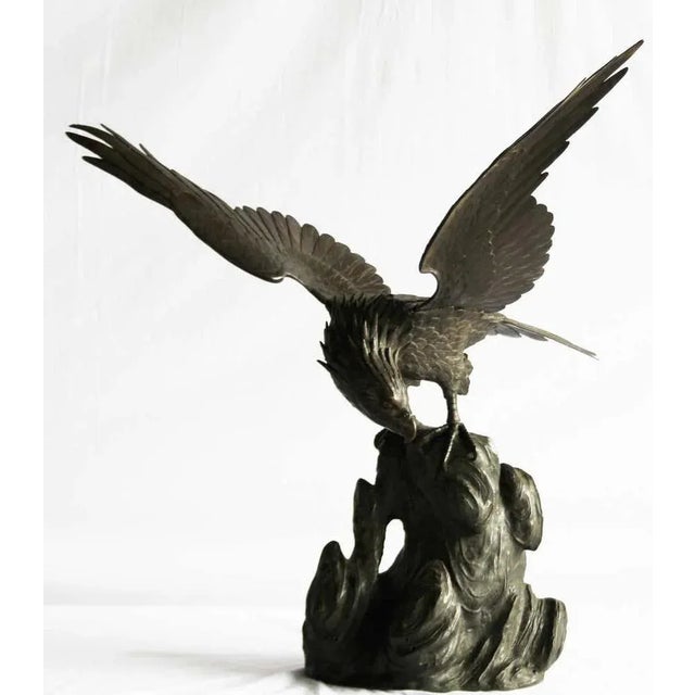 An impressive japanese bronze statue of an eagle. Meiji period, 1868-1912. Of dark brown patination. Realistically cast...
