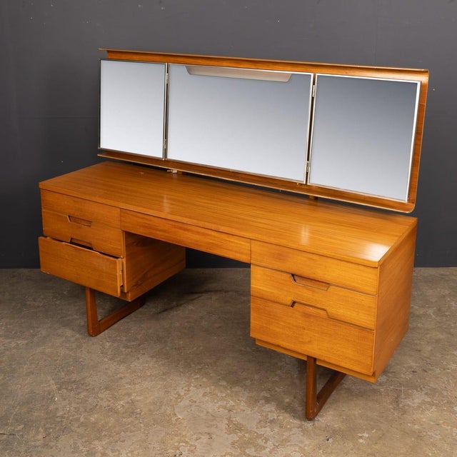 1960s Vintage English Q Dressing Table by Gunther Hoffstead for Uniflex, 1960s For Sale - Image 5 of 18