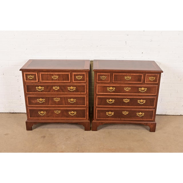 English Henredon Georgian Banded Mahogany and Burl Wood Chests of Drawers, Newly Refinished For Sale - Image 3 of 13