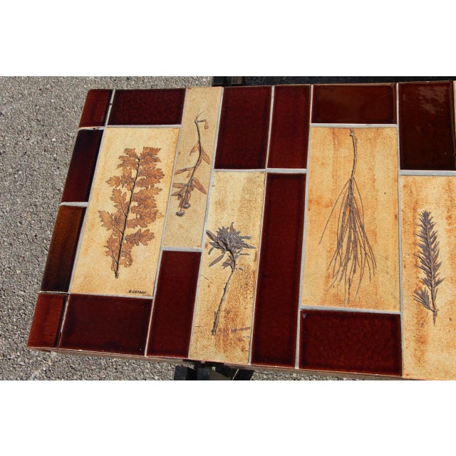 Large coffee table signed by Roger Capron, brown enamel, with herbarium pattern in good condition This piece has an...
