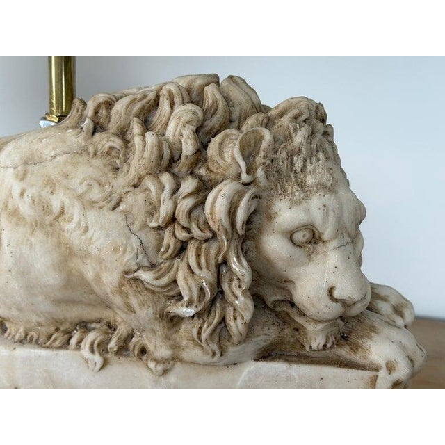 Off-white Pair of Neoclassical Recumbent Lion Table Lamps - After Canova For Sale - Image 8 of 15