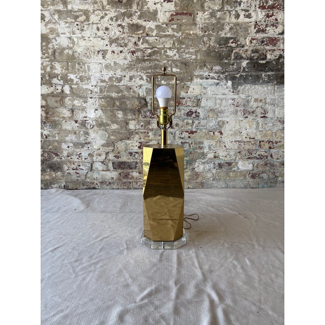 Hollywood Regency Vintage Faceted Brass Table Lamp With Lucite Base – Newly Rewired For Sale - Image 3 of 8