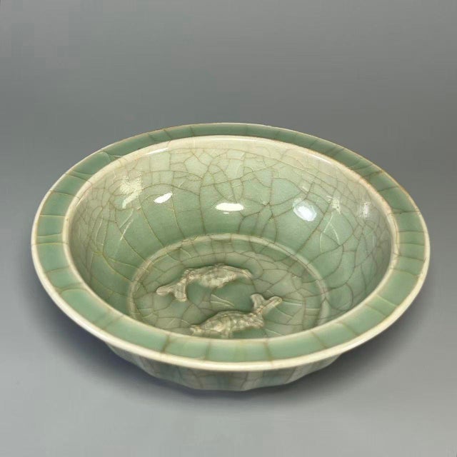 Longquan Celadon Lobed‑Form Bowl With Double‑Fish Relief and Crackle Glaze For Sale - Image 4 of 6