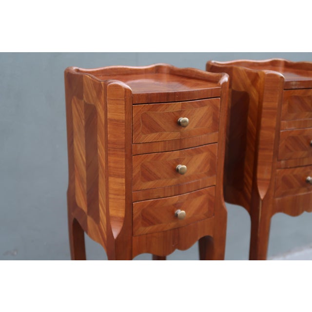 1930s Very Elegant Set of Two Narrow Rosewood French Louis XV Style Side Tables Nightstands. For Sale In Los Angeles - Image 6 of 18