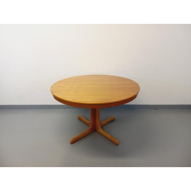 Vintage Round Dining Table in Blond Elm with Integrated Extension, 1970s For Sale - Image 6 of 14