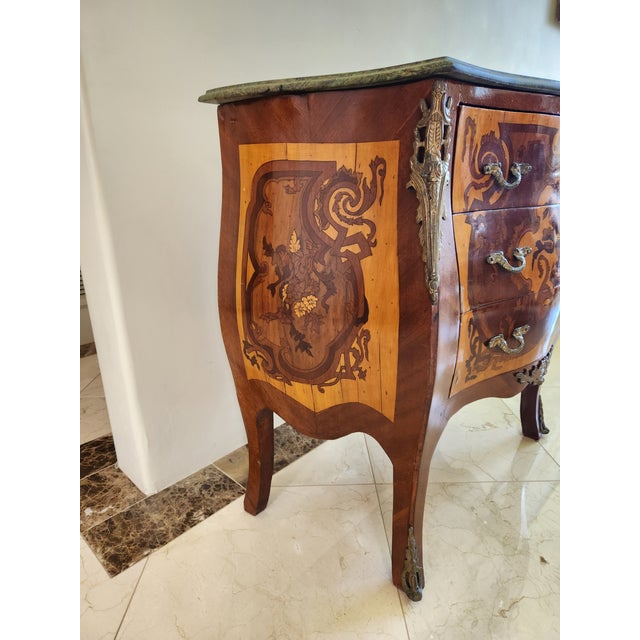 1960s Elegant French Louis XV Style Rosewood Commode With Heavy Green Marble Top & Ormolu Mounts For Sale - Image 5 of 11