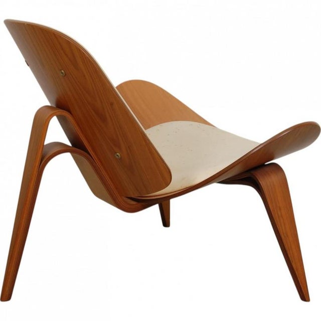 CH07 Shell Chair in Walnut by Hans Wegner For Sale - Image 5 of 18