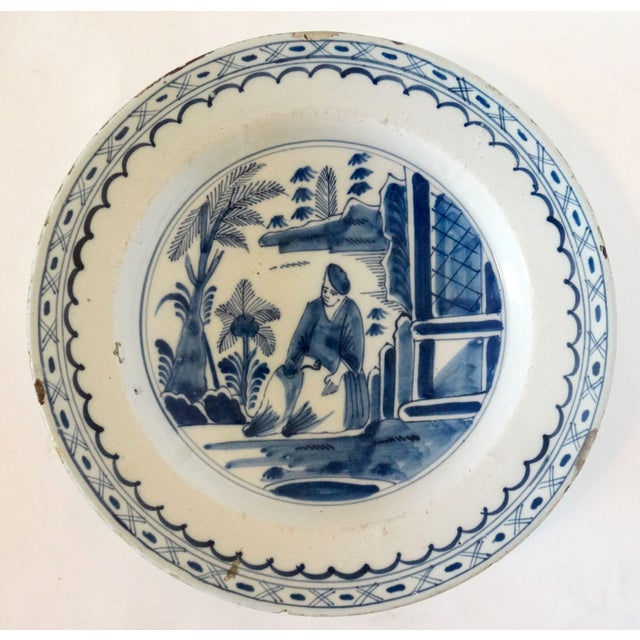 Chinoiserie 18th-Century English Figural Chinoiserie Charger Hand Painted For Sale - Image 3 of 11
