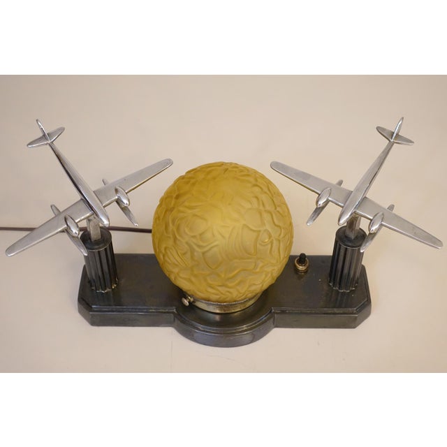 Metal 1930s Uber Rare Vintage Sublime Art Deco Streamline Bronze Aviation Award Twin Chrome Airplane Amber Brain Globe Table Lamp For Sale - Image 7 of 13