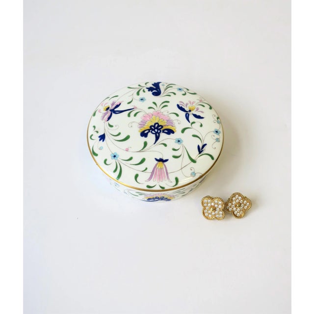 English Blue and White Porcelain Round Jewelry or Trinket Box For Sale In New York - Image 6 of 12