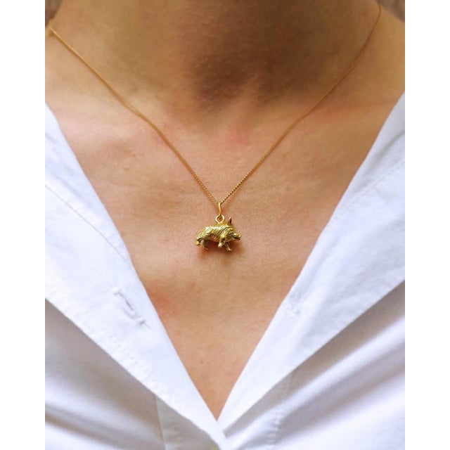 Mellerio wild boar charm pendant in 18 karats gold. Boar-shaped pendant, in solid and textured gold for a realistic...
