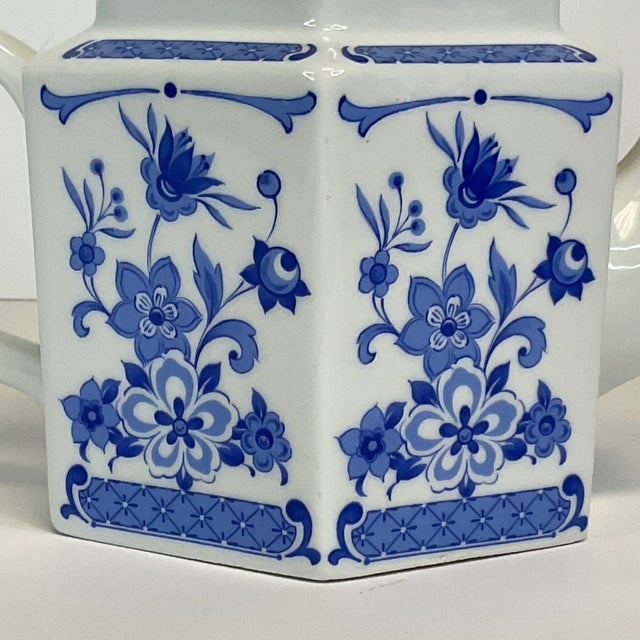 Offering a very pretty blue and white porcelain tea pot. The style is Italian Tuscany. It’s a pretty shade of blue on a...