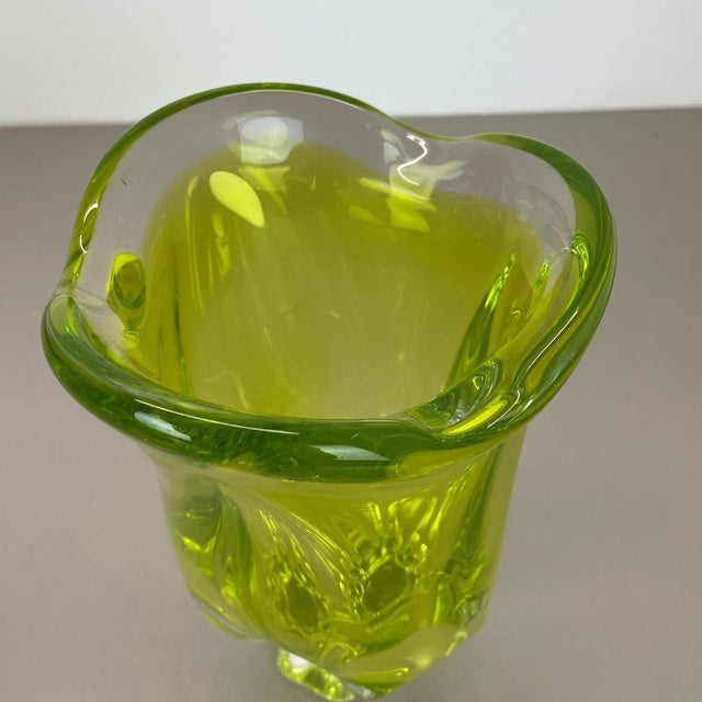 Large Abstract Yellow Green Murano Glass Vase, Italy, 1970 For Sale - Image 10 of 18