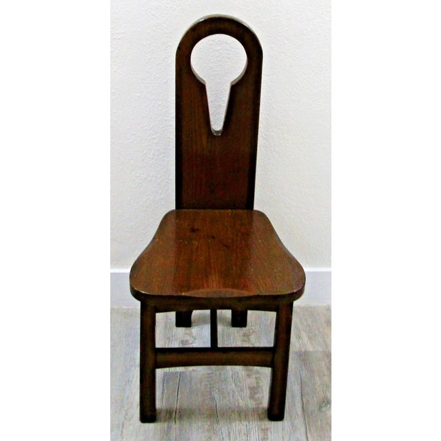 This antique American 1910s Pine Keyhole Dining Chair is a beautifully crafted side chair for adults, perfect for any...