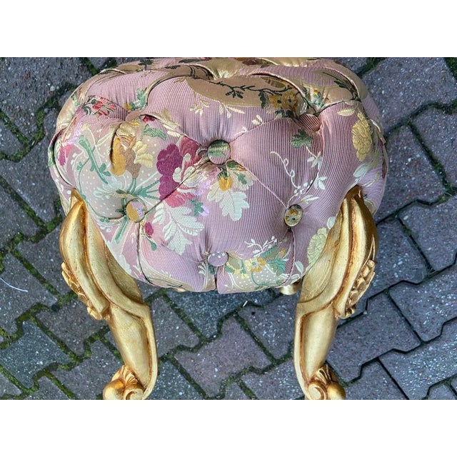 1980s French Louis XVI Gilt Beech Rose Damask Bench Pouf For Sale - Image 6 of 8