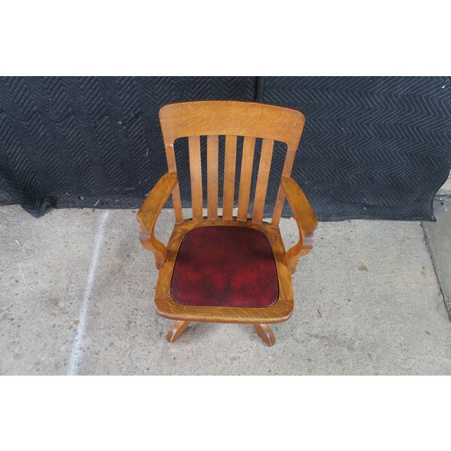 Early 20th Century Antique Edwardian Quartersawn Oak Bankers Lawyers Desk Chair Leather Seat Swivel For Sale - Image 5 of 15