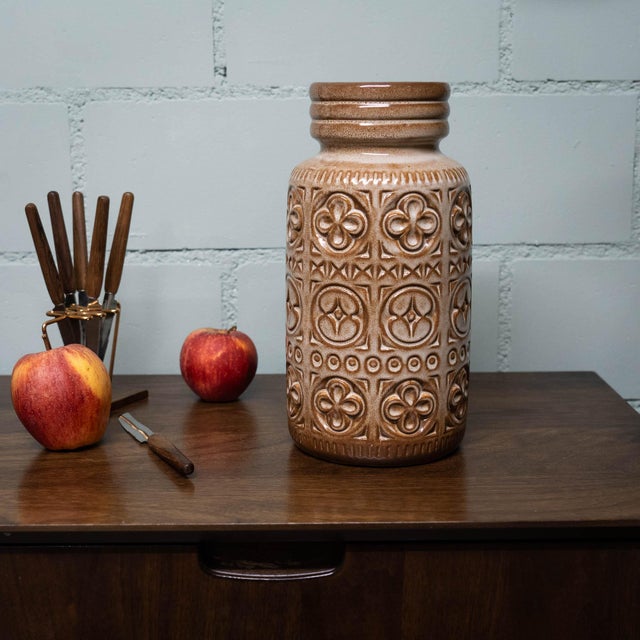 This exquisite Scheurich 289-18 "Foligno" vase, standing 27 cm tall, embodies the serene beauty of mid-century design....