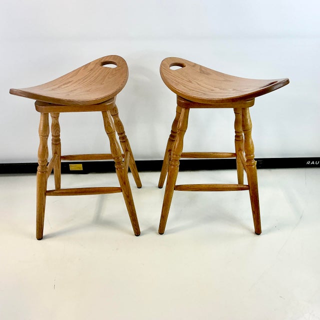 1980s Vintage Americana Rustic Oak Curule Seat Swivel Counter Stools - A Pair. For Sale - Image 4 of 14