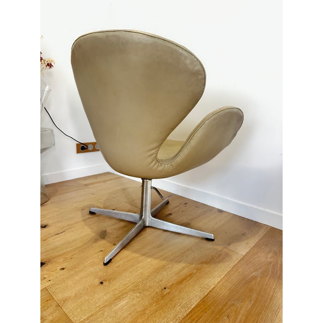 Fritz Hansen First Edition Swan Chair in Beige Leather by Arne Jacobsen for Fritz Hansen, 1960s For Sale - Image 4 of 9