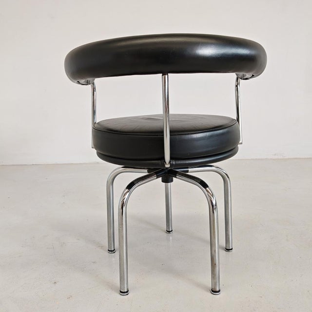 Black Leather LC7 Swivel Armchair by Charlotte Perriand for Cassina, 1980s, in Flawless conditions. Designed 1920 to 1949...
