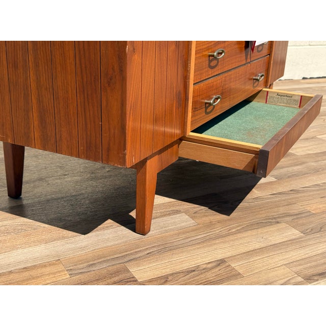 Vintage Mid-Century Modern Lane Cedar Chest | Walnut Blanket Storage Chest, Circa 1960s For Sale - Image 13 of 18