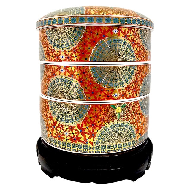 1970s–1980s Kozan Maehata Mino Ware Three-Tier Gilt Porcelain Jubako With Stand For Sale - Image 4 of 8